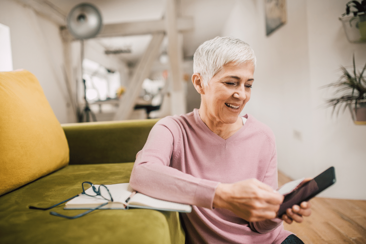 608 € par mois pour les plus de 55 ans : cette aide de la CAF que beaucoup ignorent encore