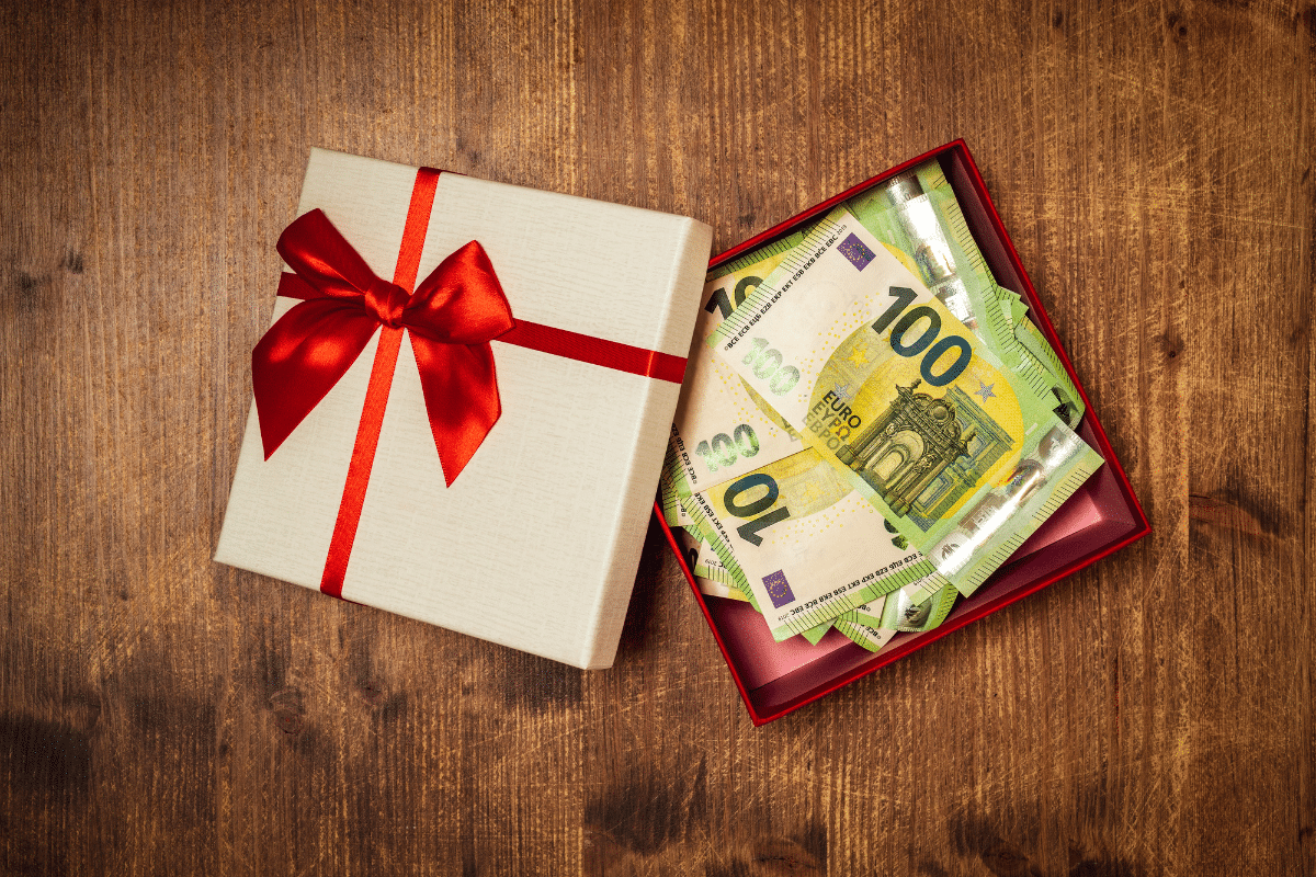 Donation après 60 ans : voici la somme que vous pouvez transmettre sans impôt tous les 15 ans