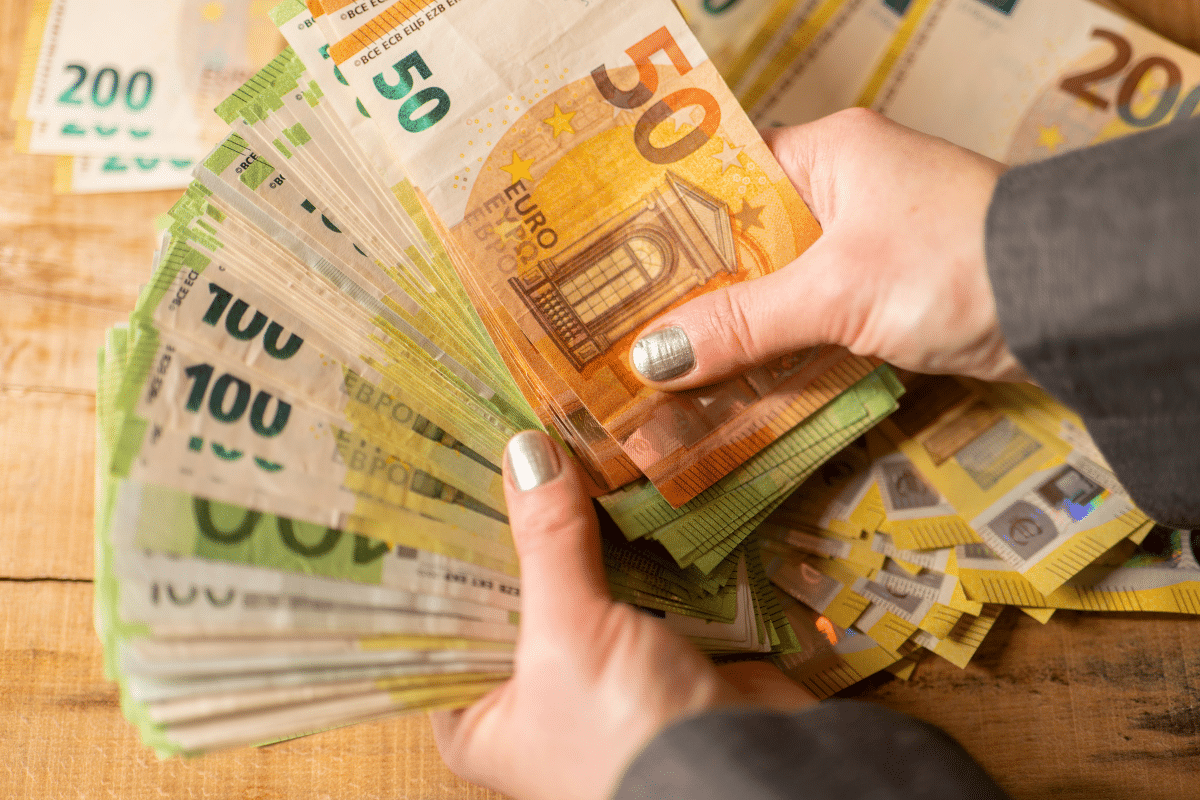J'ai retrouvé un chèque de 1 100 € oublié 13 mois dans un tiroir : ma banque l'a refusé... alors qu'un recours existe et que personne ne m'avait dit