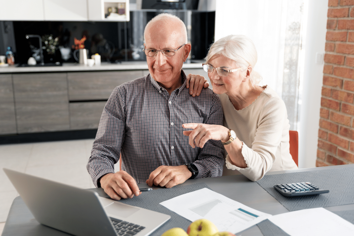 Retraite : après 60 ans, les seniors qui touchent moins de 1 500 € ont droit à ces 4 aides de l’État