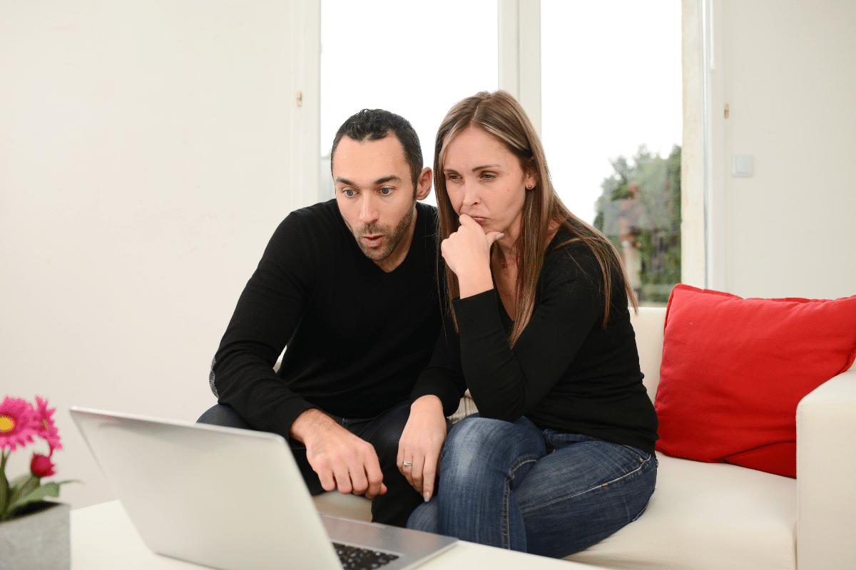Pour la CAF, le couple peut commencer avant le mariage : une vie commune stable change le calcul de vos aides