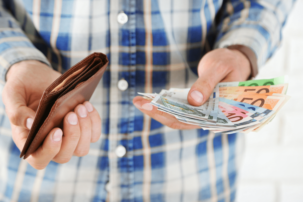 Désindexation en janvier, hausse d'impôt en septembre : le double coup prévu pour les pensions dépassant 1250 €