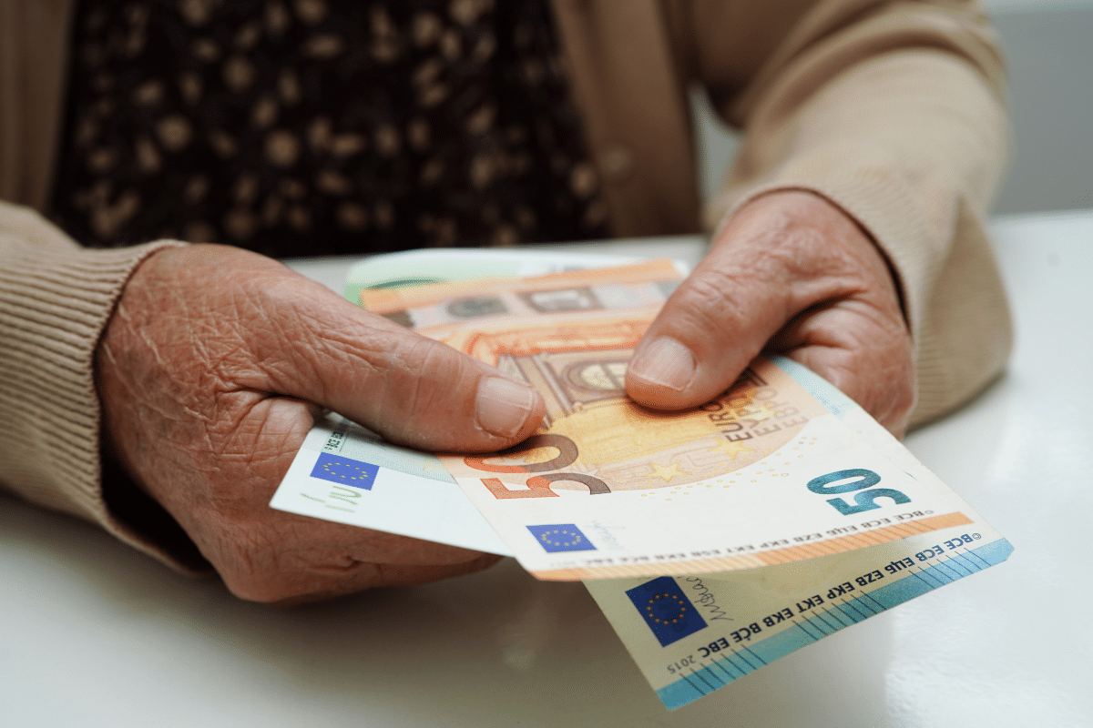 Pension de retraite moyenne en France : 1 705 euros brut par mois, soit un peu plus de 1 550 euros net, mais les disparités restent fortes